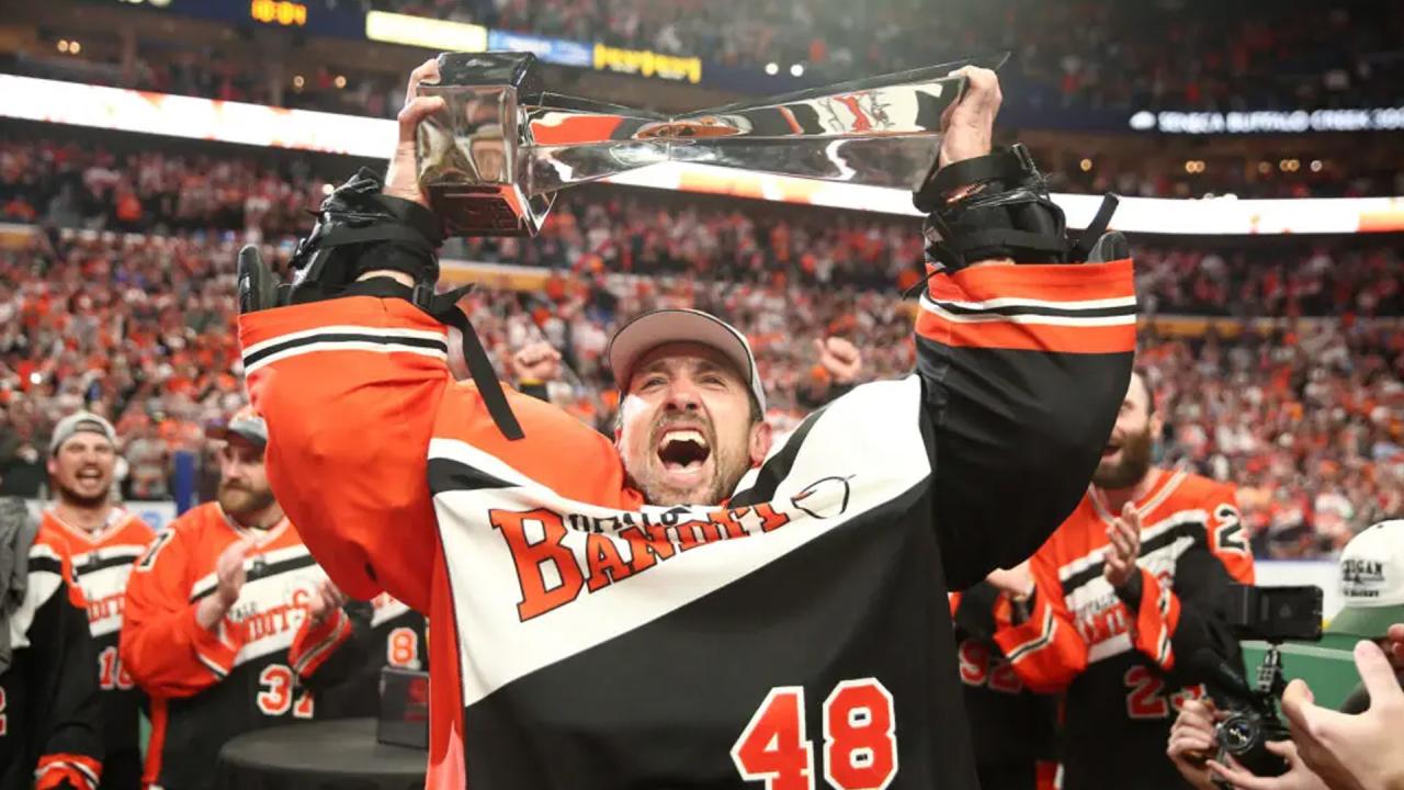 Buffalo Bandits goalie Matt Vinc